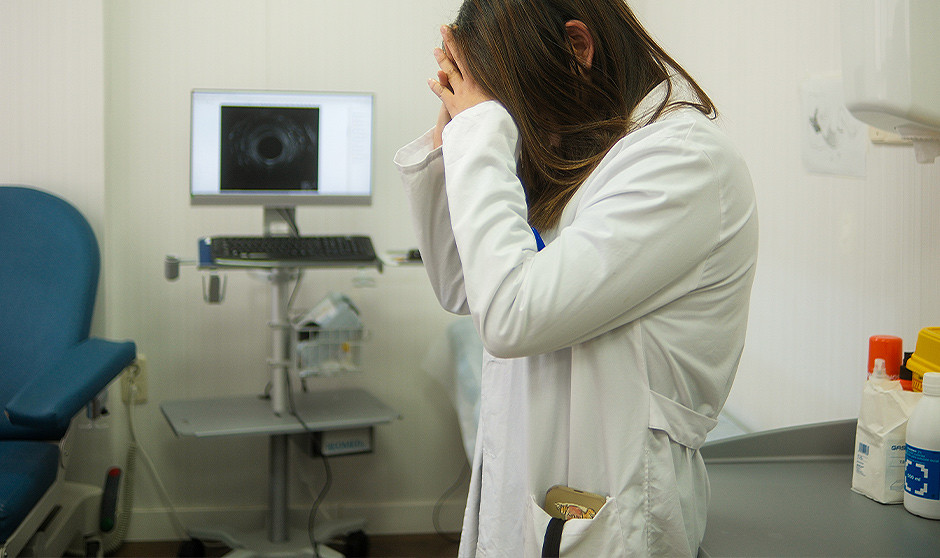 Ante la carga excesiva de trabajo y el estrés, reclaman mayor respaldo psicológico e implicación de los tutores 