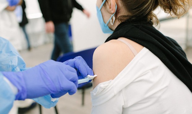 Salut vacunó 18 personas por error con segunda dosis Covid de Astrazeneca
