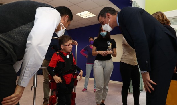 Sánchez acude a la presentación del primer exoesqueleto infantil del mundo