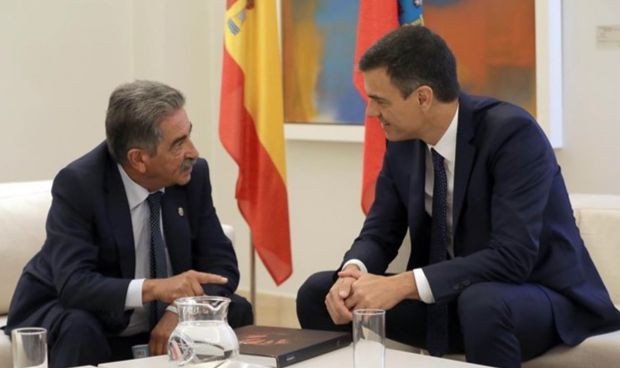 Sánchez busca asegurar el apoyo de Revilla con Valdecilla en la mesa