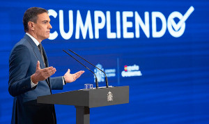 Sánchez enarbola la sanidad universal y critica la "erosión" privatizadora