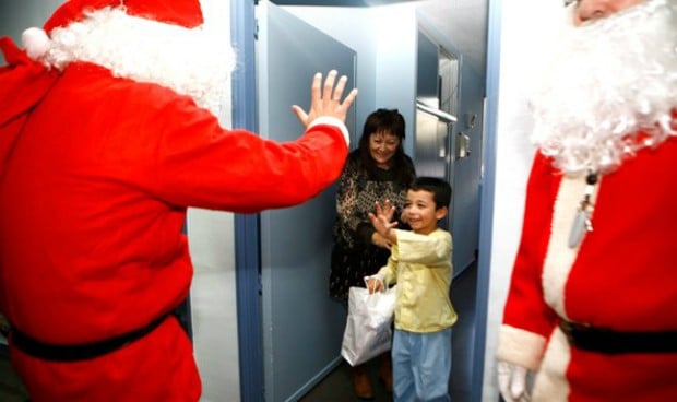 Sánchez Martos acompaña a un Papá Noel motorizado a repartir regalos