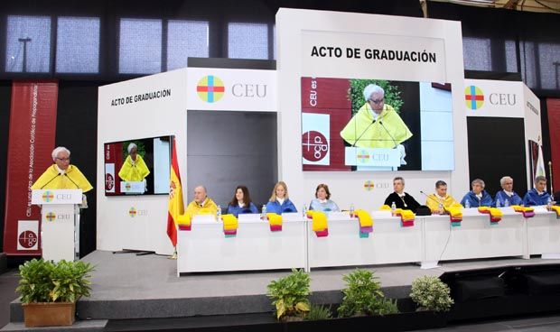 Sánchez Martos apadrina la graduación de los alumnos de Medicina del CEU