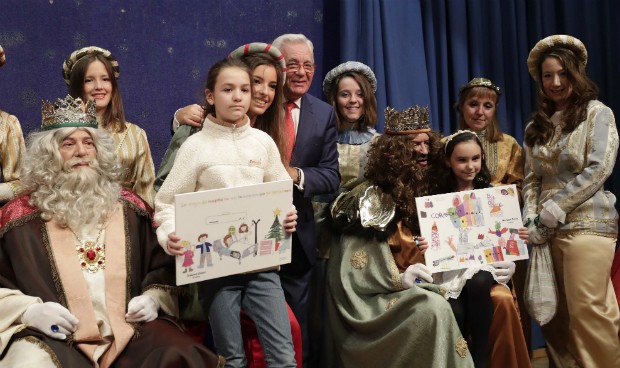 Sánchez Martos y los Reyes Magos reparten premios a niños hospitalizados