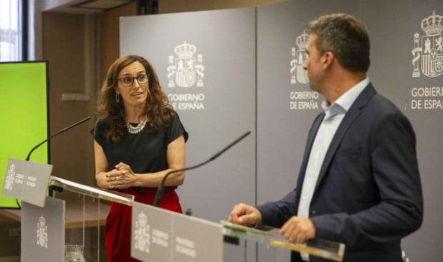 Mónica García, ministra de Sanidad, y Fernando Martín, presidente de ConELA, que ultiman la puesta en marcha del plan de choque para pacientes en fase avanzada
