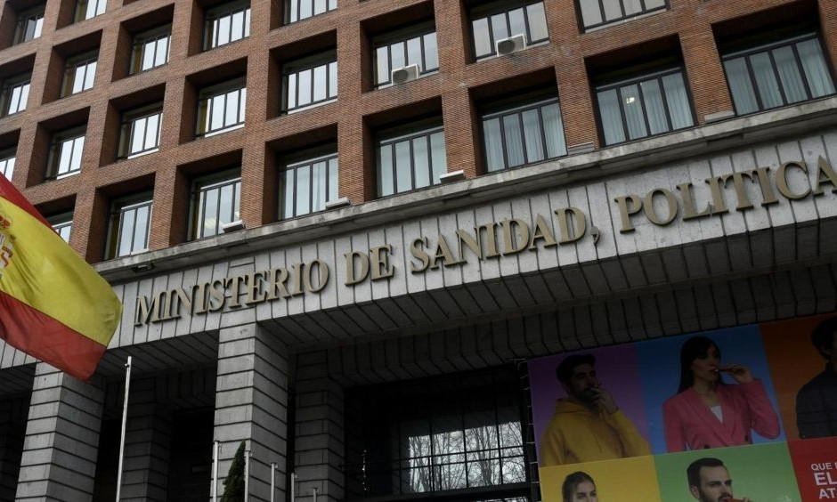 Sanidad cita a las CCAA para acordar el reparto de las nuevas vacunas covid