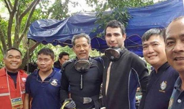 Sanidad condecora al buzo español que participó en el rescate de Tailandia
