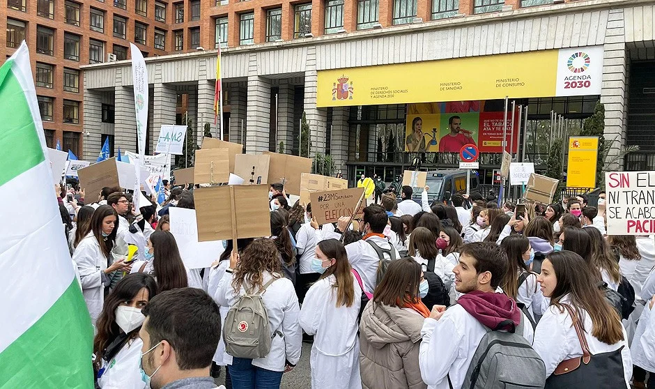 Sanidad da señales de vida a los MIR tras sus protestas