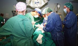 Sanidad decide pagar a los médicos 309 euros por las operaciones de tarde