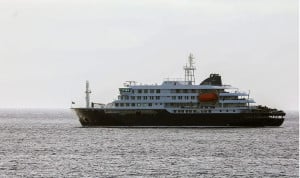El crucero de lujo con hantavirus, mientras se encuentra en Cabo Verde.