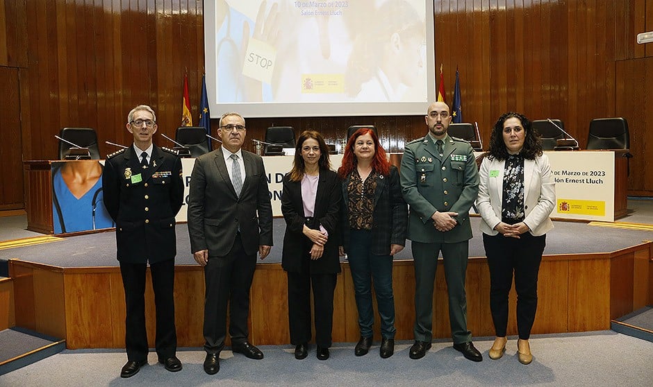 Los ponentes de la Jornada de Agresiones del Ministerio de Sanidad debaten sobre el botón del pánico del sanitario