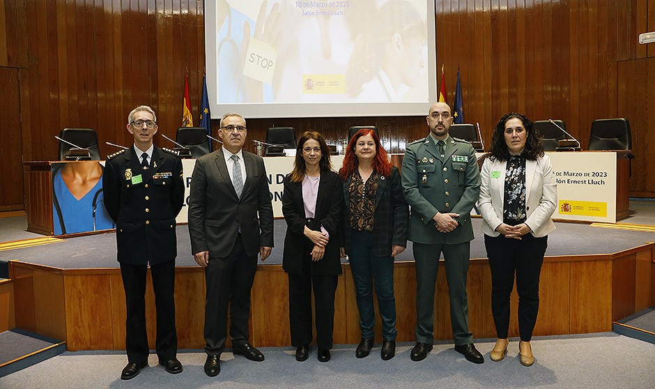 Los ponentes de la Jornada de Agresiones del Ministerio de Sanidad debaten sobre el botón del pánico del sanitario