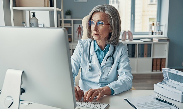 Una mujer médica atiende en su consulta, en un contexto marcado por el informe de Fedea sobre la brecha salarial. 