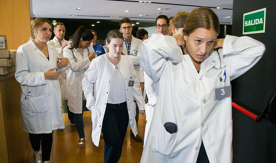 Los sanitarios que se han formado en universidades privadas cobran más que los de la pública.