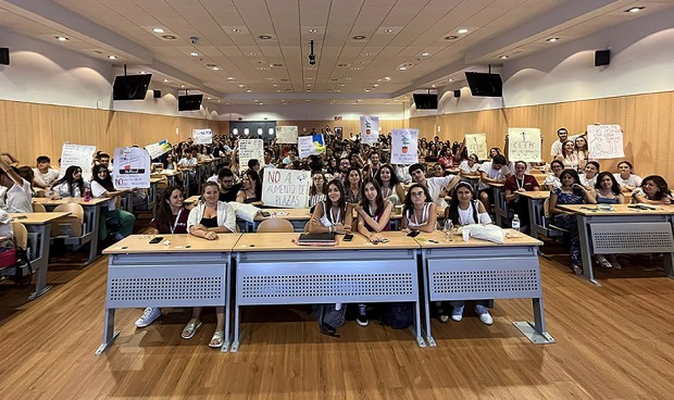 Sanidad ignora las demandas de los estudiantes de Medicina de no aumentar el número de plazas de la carrera y destinar el dinero para la educación y sanidad públicas