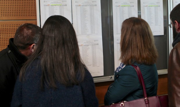 Una aspirante al MIR mira dónde puede realizar el examen que le dará la especialidad.