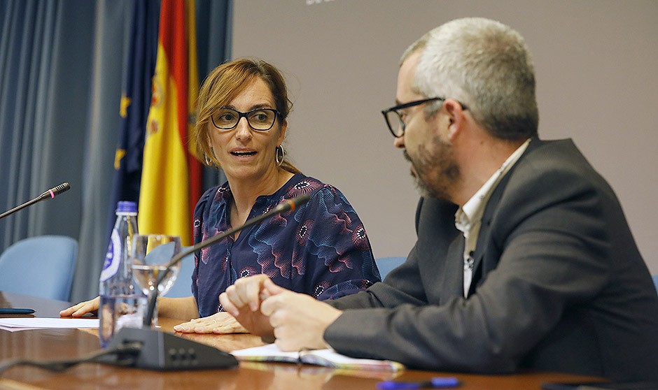 El Ministerio de Sanidad sondea jornadas médicas de 17 horas con guardia pagada como extra.