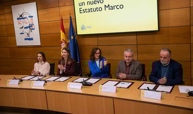 La ministra y los representantes sindicales valoran los pasos a seguir tras acordar el Estatuto Marco.