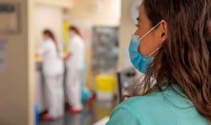 Sanidad y CCAA rehúyen la vuelta de la mascarilla obligatoria en hospitales
