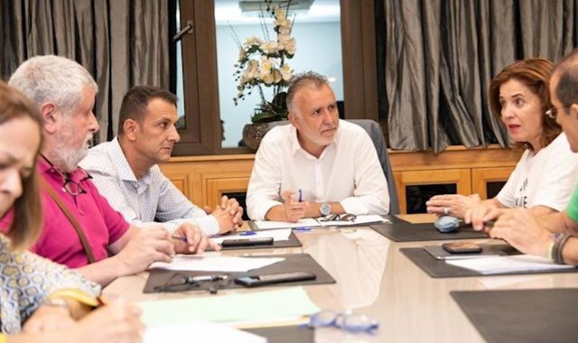 Sanidad y sindicatos acuerdan abordar el calendario de la OPE