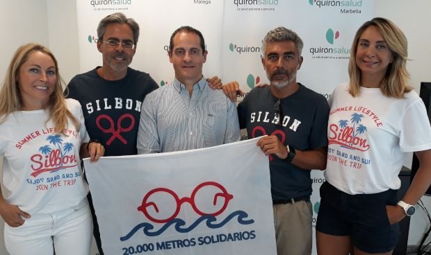 Sanitarios de Quirónsalud Málaga nadan en favor de las terapias infantiles