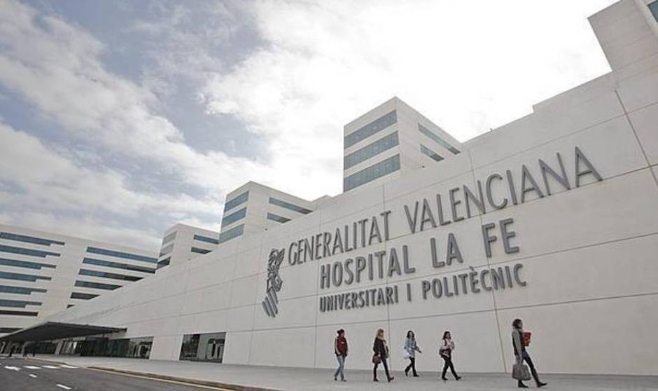 Sanitarios del Hospital La Fe atienden con EPI el parto de una negacionista