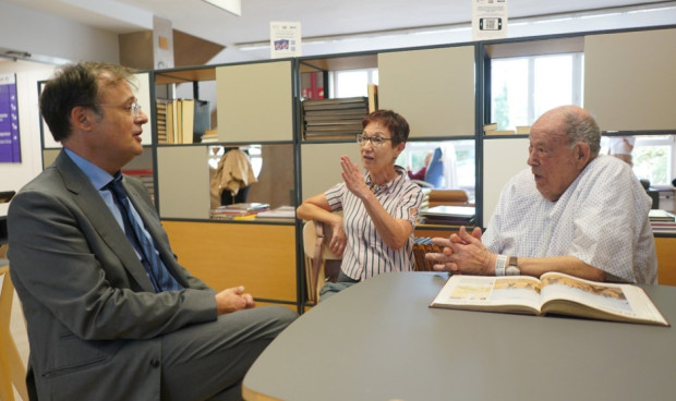  El consejero de Euskadi, Alberto Martínez, en su visita al Hospital Santa Marina.