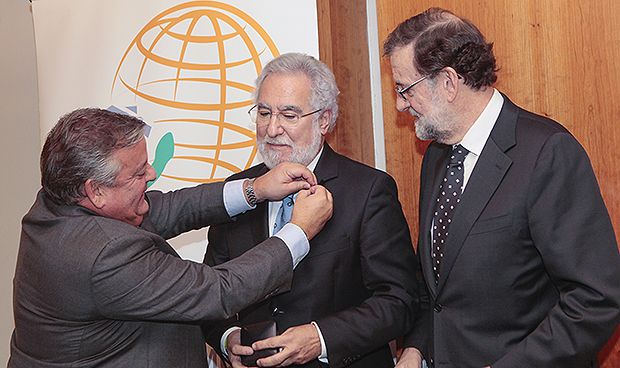 Santalices, presidente del parlamento gallego, insignia de Oro Asomega 2018