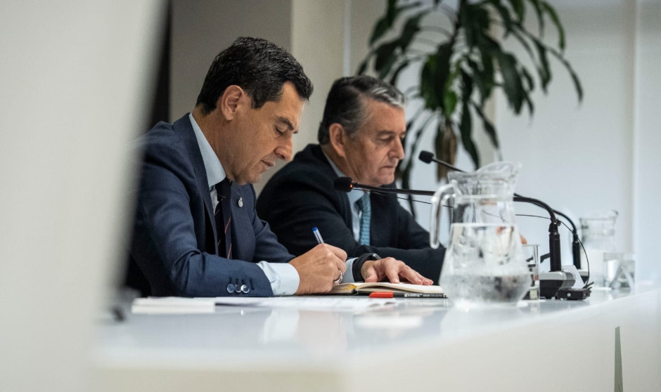 Juan Manuel Moreno, presidente de la Junta de Andalucía, y Antonio Sanz, consejero de Sanidad, Presidencia y Emergencias.