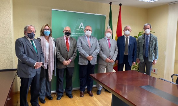 Andalucía impulsa la suma de médicos voluntarios para vacunar del Covid-19