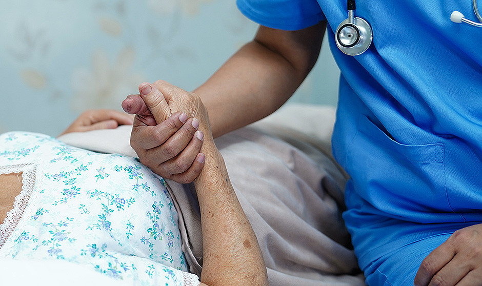 Hasta 2.500 euros para enfermeras sin experiencia, pero con coche propio