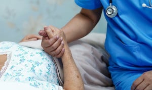 Hasta 2.500 euros para enfermeras sin experiencia, pero con coche propio