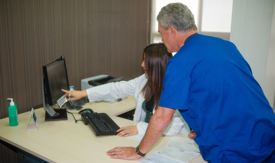 Personal sanitario supervisando las labores.