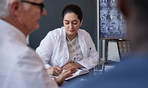 Se busca médico por 6.000 euros al mes para dar consejos sobre medicamentos