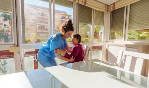 Una TCAE cuidando a un anciana en una residencia. Irlanda tienta a las TCAE con sueldos que superan en 10.000 euros anuales a los de España.