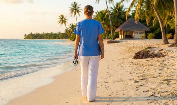 Se puede ejercer de enfermera por 73.000 euros viviendo en un 'paraíso'