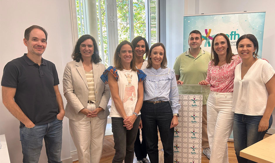  Reunión de arranque con las dos coordinadoras del curso, los cinco alumnos becados y Cecilia Martínez, presidenta de la SEFH.