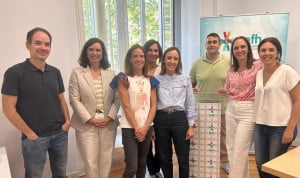  Reunión de arranque con las dos coordinadoras del curso, los cinco alumnos becados y Cecilia Martínez, presidenta de la SEFH.