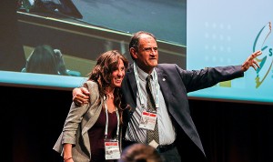 José Polo junto a Zaira Correcher celebrando la entrada de Semergen en la Wonca en el acto de clausura del 45º Congreso Nacional de la sociedad médica.