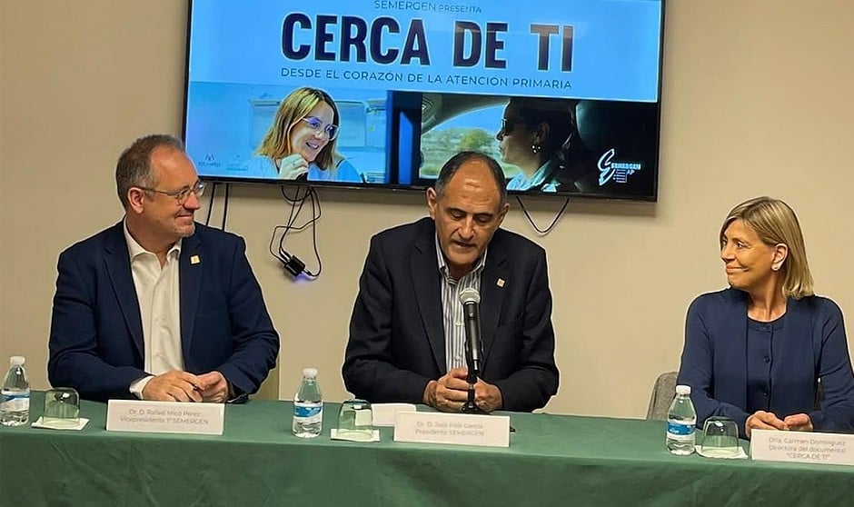 José Polo, presidente de Semergen, en la mitad de la imagen, presentando el documental 'Cerca de ti', que pretende "subir la autoestima" de los médicos de Familia