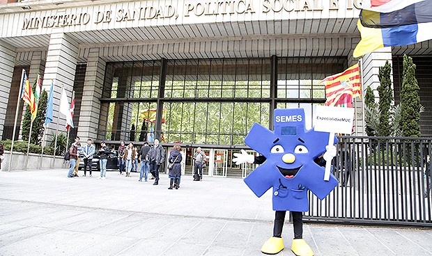 Semes entretiene con su mascota a las puertas del Ministerio