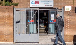 Un hombre entra en un centro de salud de Pozuelo (Madrid)