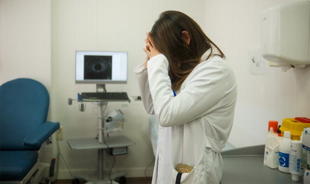 Síntomas de 'burnout' por doblar turno en Medicina: "Me olvido de cosas"