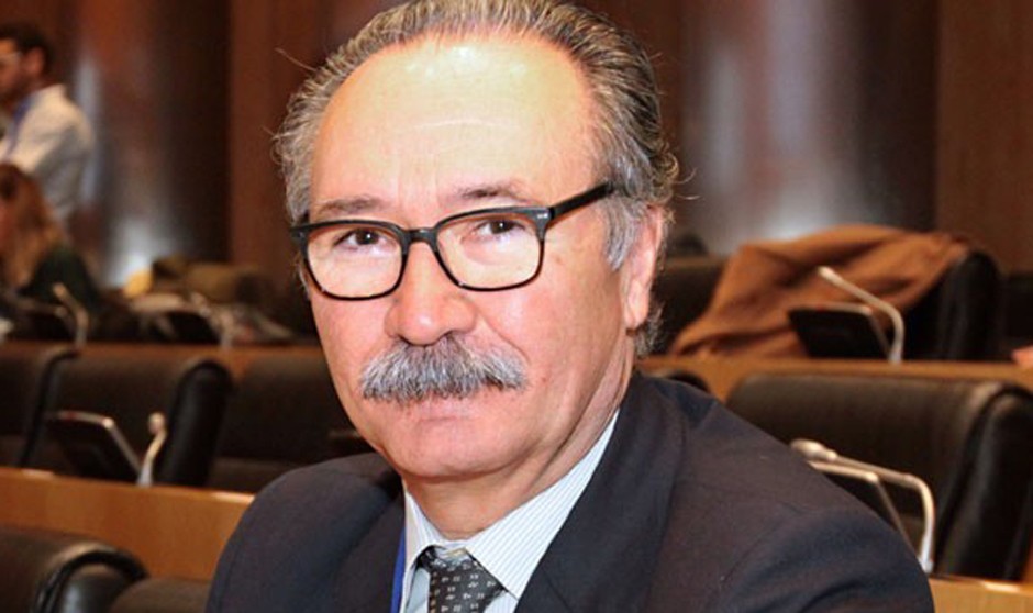  Pedro Gullón, director general de Salud Pública, informará del plan anti-tabaco en el Congreso.
