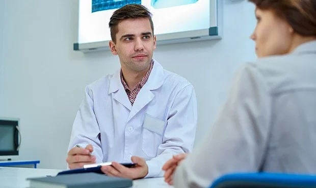 Ser hijo de médicos no es para tanto: ni mejores estudiantes ni más talento