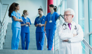 Ser médico con compañeros más jóvenes y viejos: así es según especialidad