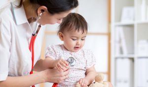 Ser médico de un menor de padres separados no obliga a informar a ambos 