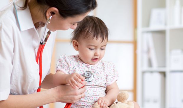 Ser médico de un menor de padres separados no obliga a informar a ambos 