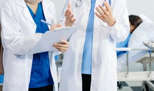  Médicos hablando en el hospital.