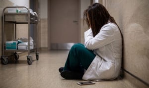  MIR sentado en el pasillo de un hospital. Un endocrino recuerda que la residencia MIR, cuando se acompaña de jornadas prolongadas y estrés sostenido, puede dejar una huella biológica detectable. 